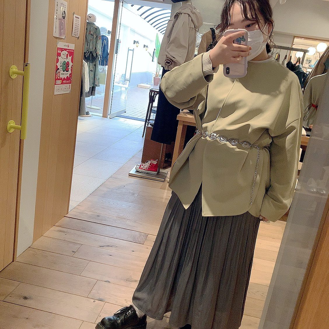 最近はピスタチオカラーがマイブーム🍐 このアパデパのノーカラージャケットめちゃかわええ〜🥺🥺 ジャケットやけど前閉めてベルトマークすればトップス風にもなるんやで! 良さは岡本店アカウント(@zootiefablica_okamoto )で語り尽くしてるので見てください笑 ▼ジャケット 🏷 バックフレア ノーカラージャケット 2000518 ピスタチオ ▼ニット 🏷チクチクしないリブニット(ハイネック) 2000243 アイボリー ▼スカート(1枚目) 🏷ヴィンテージサテン 消しプリーツ フレアロングスカート グレーカーキ(sold out) ▼パンツ(2枚目) 🏷サルファー染め ワークパンツ 2000211 スミクロ ↑ヴィンテージぽくて、丈も合うのでお気に入り。 ▼ベルト #kastane @kastane_ #zootie_シャハーン #カモズー #着画倶楽部 #おちびの輪 #低身長コーデ #ノーカラージャケット #春アウター #ライトアウター #ベルトマーク #ピスタチオカラー